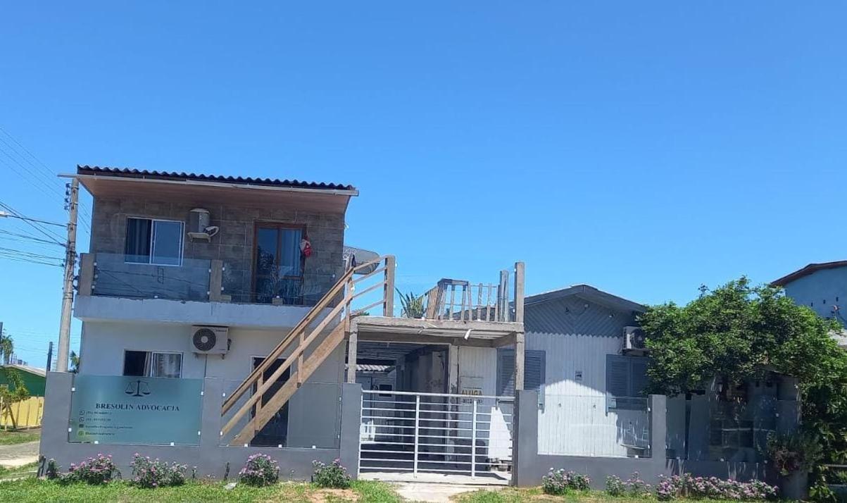 Casa De 2 Quartos Com 2 Ares-Condicionados Em Torres-Rs - Na Mais Bela Praia Gaucha - Cozinha - Banheiro - Tv Smart 32 E Wi-Fi - Estacionamento - Anfitria Superhost No Bnb Villa Exterior photo